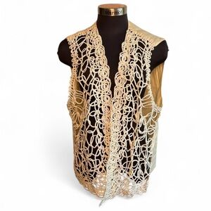 August Max Women Chic Cream Lace Vest